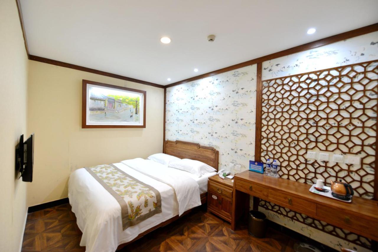 The East Hotel-Very Close To The Drum Tower,The Lama Temple,Houhai Bar Street,And The Forbidden City,There Are Many Old Beijing Traditional Hutongs Around The Hotel ,Experience The Culture Of Old Beijing Hutongs,Near Exit A Of Shichahai On Metro Line Zewnętrze zdjęcie