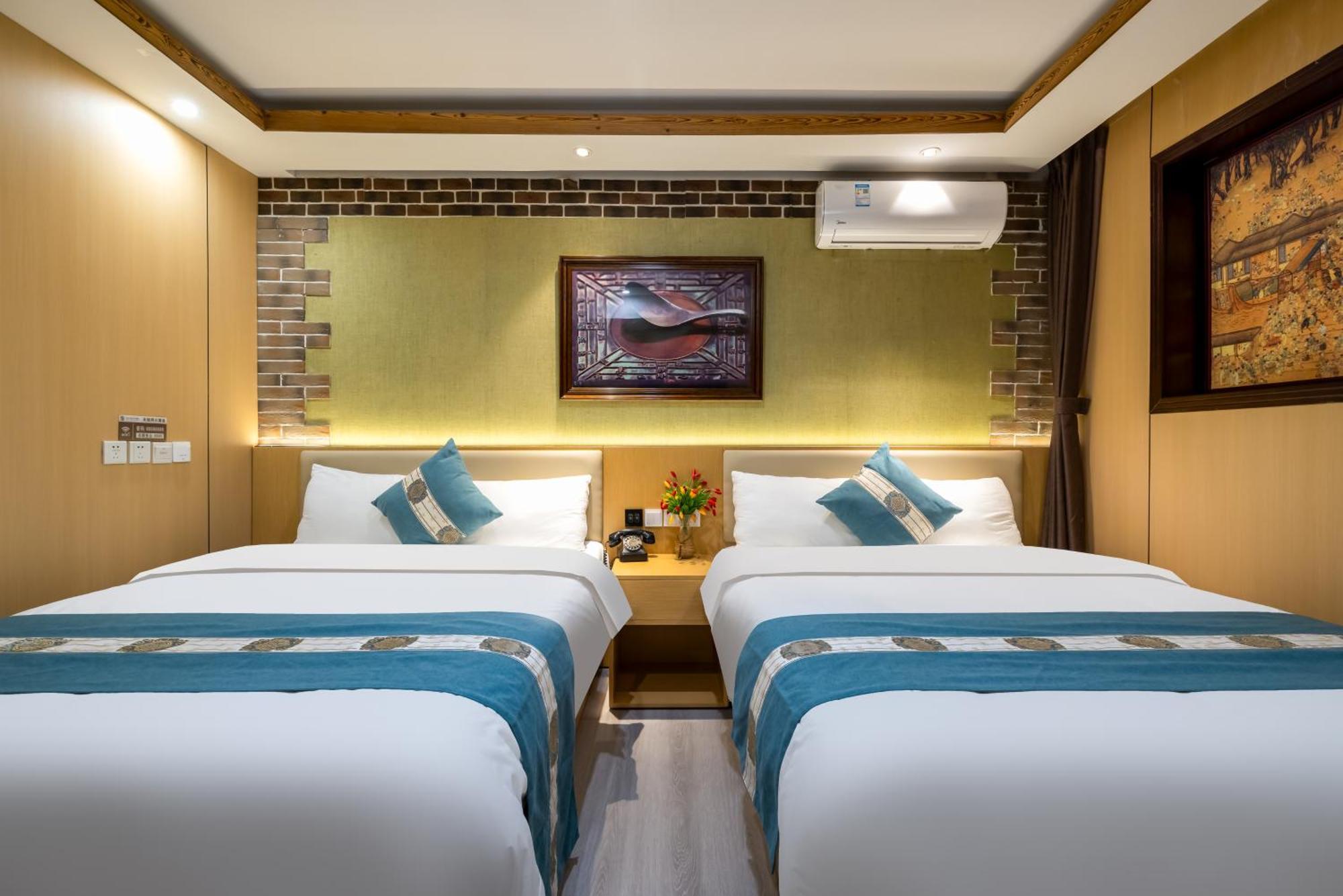 The East Hotel-Very Close To The Drum Tower,The Lama Temple,Houhai Bar Street,And The Forbidden City,There Are Many Old Beijing Traditional Hutongs Around The Hotel ,Experience The Culture Of Old Beijing Hutongs,Near Exit A Of Shichahai On Metro Line Zewnętrze zdjęcie